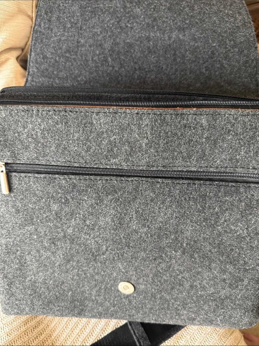 Venetto Men's Charcoal Felt Messenger Bag with Contrast Leather Patch